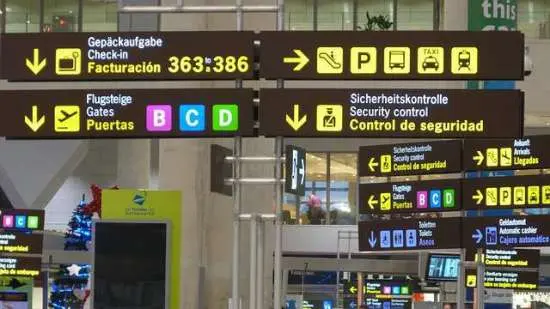 Rozmówki na niemieckim lotnisku Am Flughafen